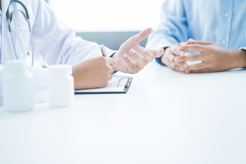 Врач и пациент за столом